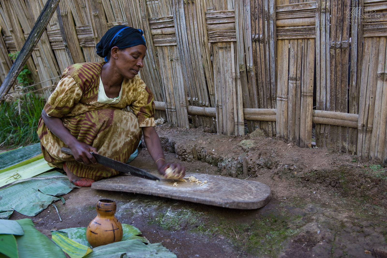 Chencha - Dorze - Vrouw Deze vrouw demonstreert hoe ze van bannenboompulp deeg kan maken om broden te bakken. Stefan Cruysberghs